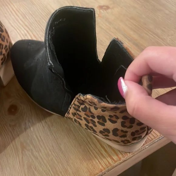 Cheetah print ankle bootie - Picture 2 of 2